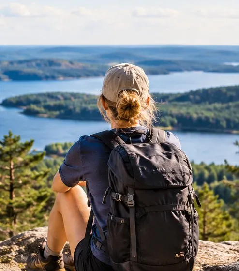 Saker att göra – vandring med utsikt över sjö och skog